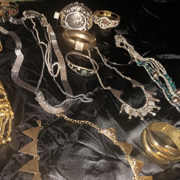 Necklaces and bracelets - Picture 8 of 13